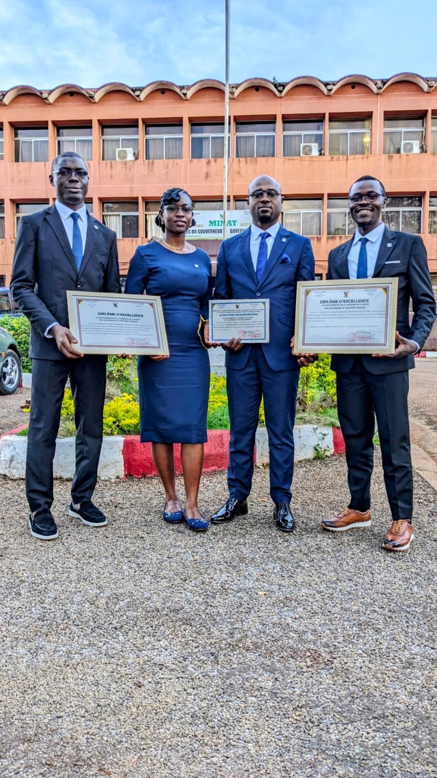 Les quatre membres de l’équipe de ASK Institute présentent les deux diplômes d’excellence et une attestation de participation devant les services du Gouverneur de la Région de l’Ouest.