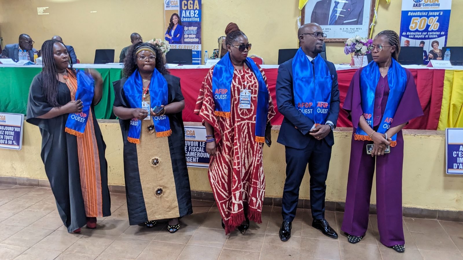Cinq participants portant l’écharpe AFOP-OUEST devant la table officielle de la réunion sectorielle.