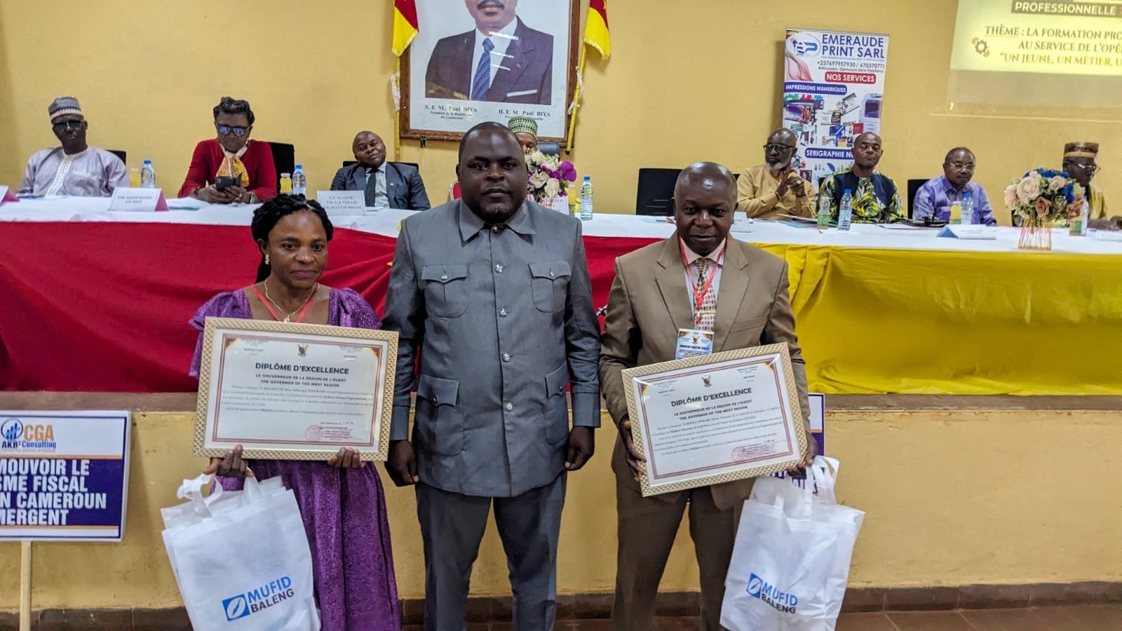 Deux lauréats présentent leur diplôme d’excellence devant la table officielle de la réunion sectorielle.