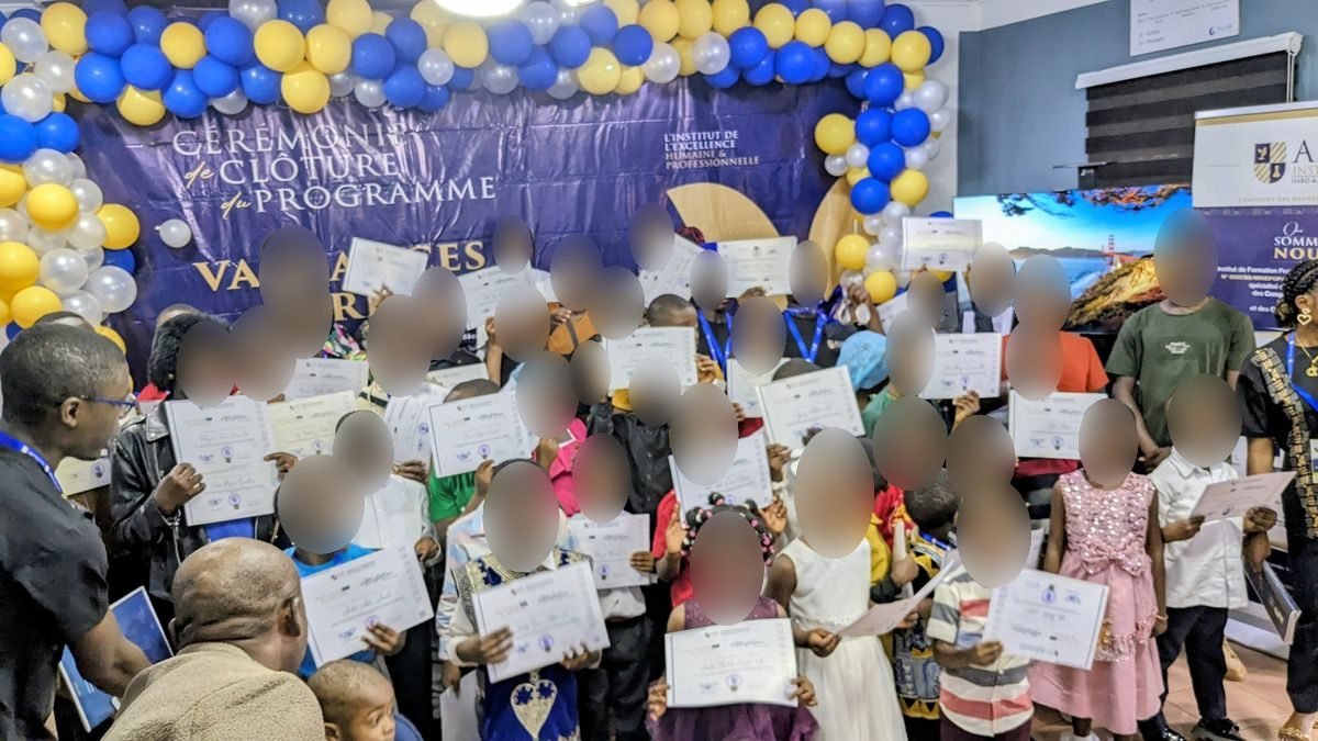 Les participants présentent leur attestation de participation à l’issue du programme.