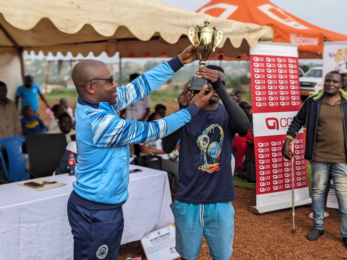 Remise du trophée du football masculin sous la tente officielle