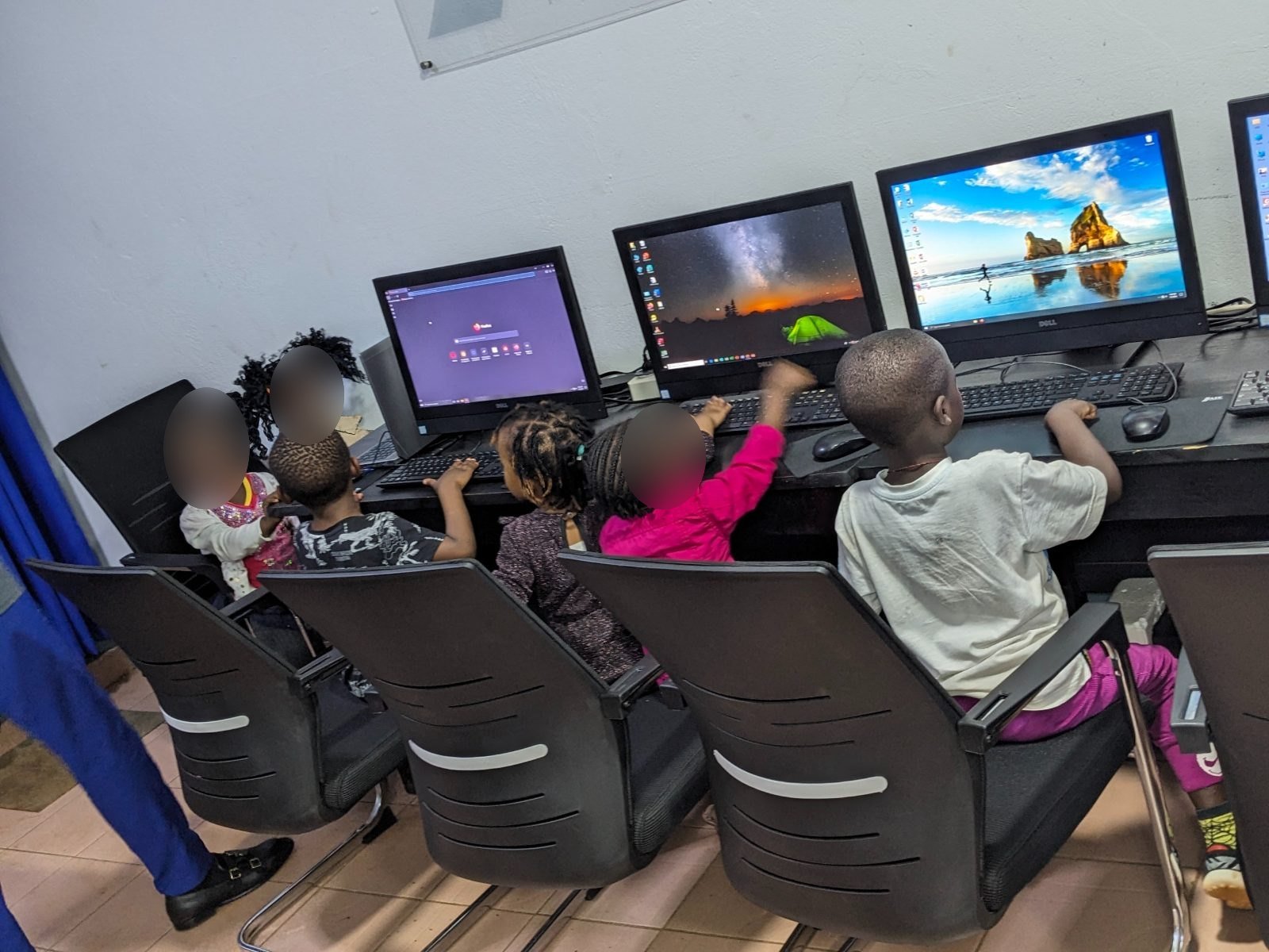 Des participants s’initient à l’outil informatique pendant la première édition du programme, en 2025