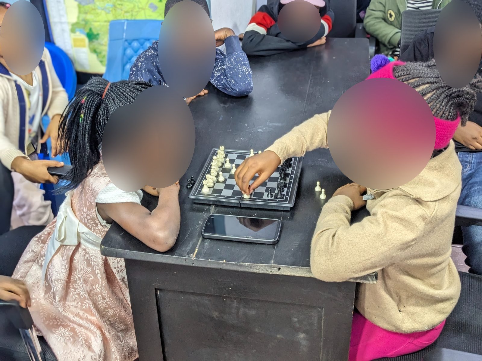 Des participantes disputent une partie d’échecs pendant la première édition du programme Vacances Créatives, en juillet 2025
