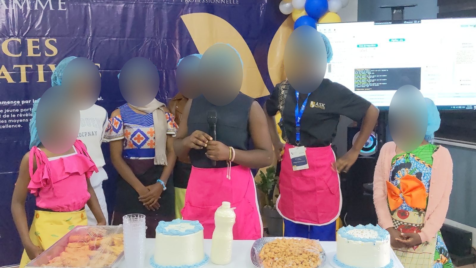 Des participantes présentent les gâteaux réalisés à l’atelier de cuisine créative, lors de la cérémonie de clôture de 2026
