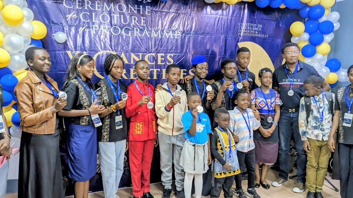Remise des distinctions lors de la cérémonie de clôture du programme Vacances Créatives 2026.